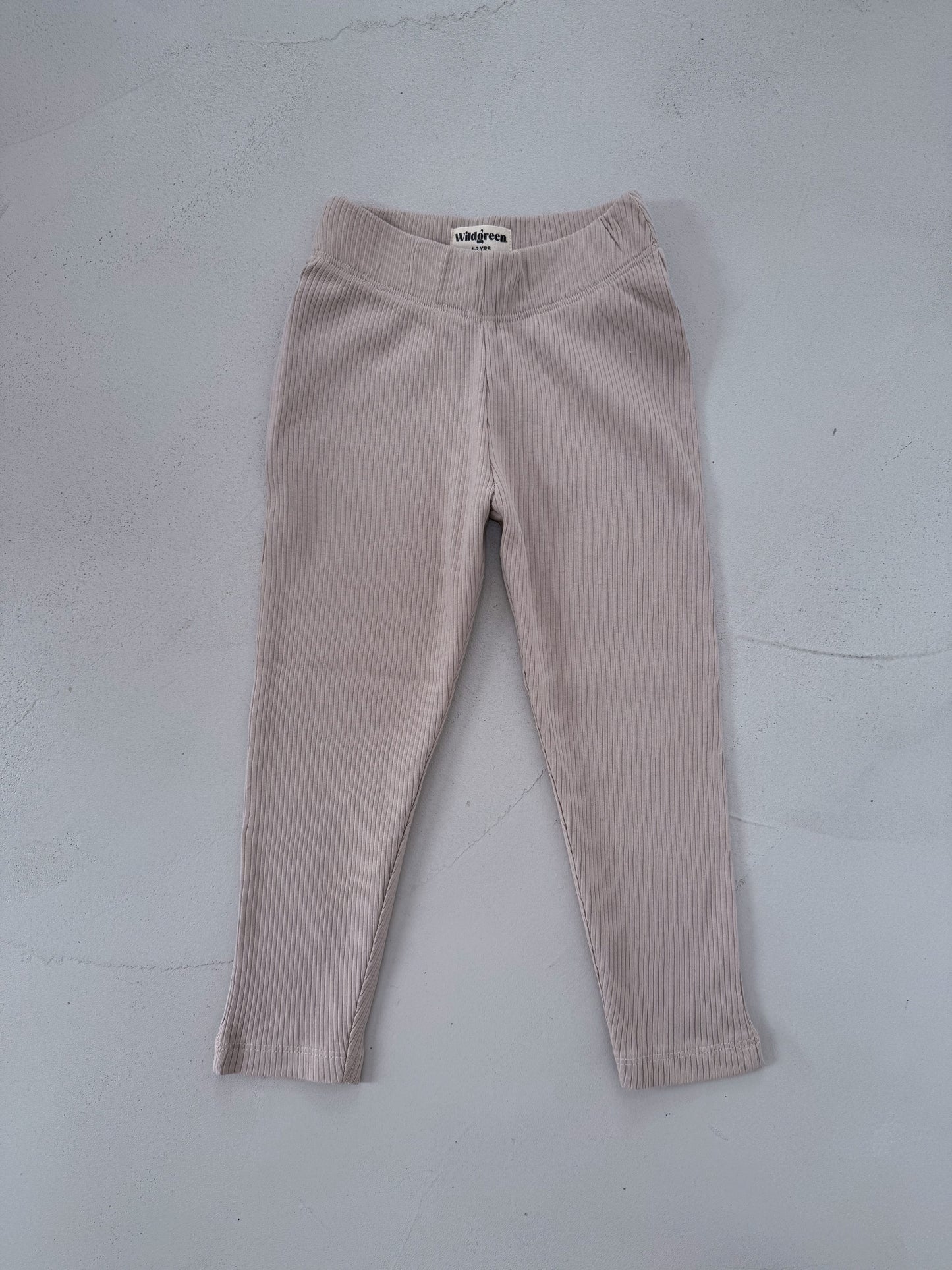 Neutral organic cotton ribbed premium leggings. Sustainable unisex kidswear.